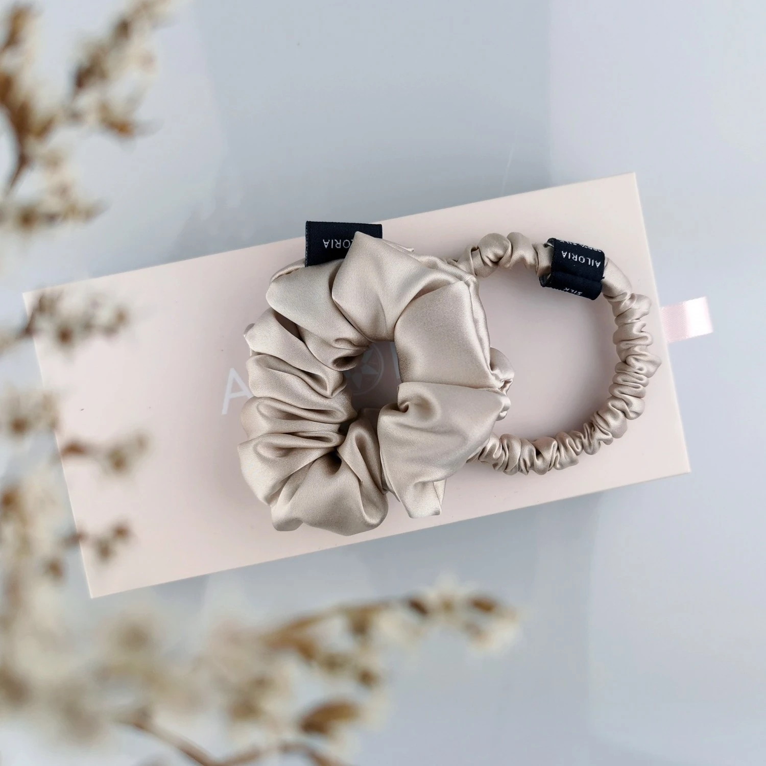 DOUX Set Scrunchies Beige 4 DOUX Set Scrunchies Beige - Afbeelding 2