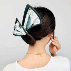 SOHO Lily Hair Twister / Destt Bun Maker 8 SOHO Lily Hair Twister / Destt Bun Maker -Goldwell store https media prod eu 1.mirakl.net SOURCE 086b61ede148491197c0c7788f20bfcb