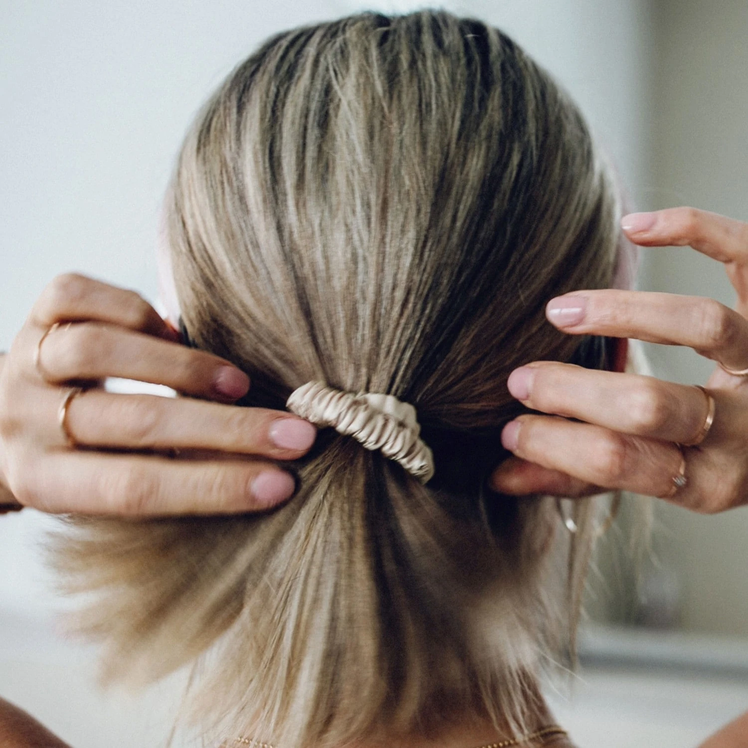 DOUX Set Van 3 Zijden Haar Elastiekjes 5 DOUX Set Van 3 Zijden Haar Elastiekjes - Afbeelding 3